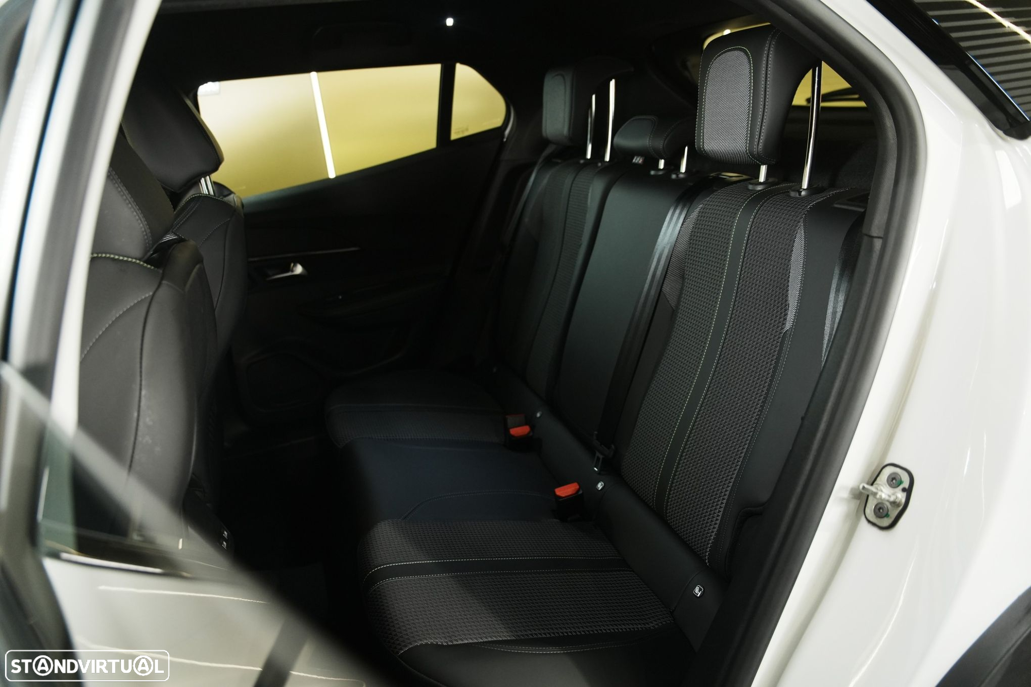 Peugeot 2008 1.5 BlueHDi GT Pack EAT8 - 32