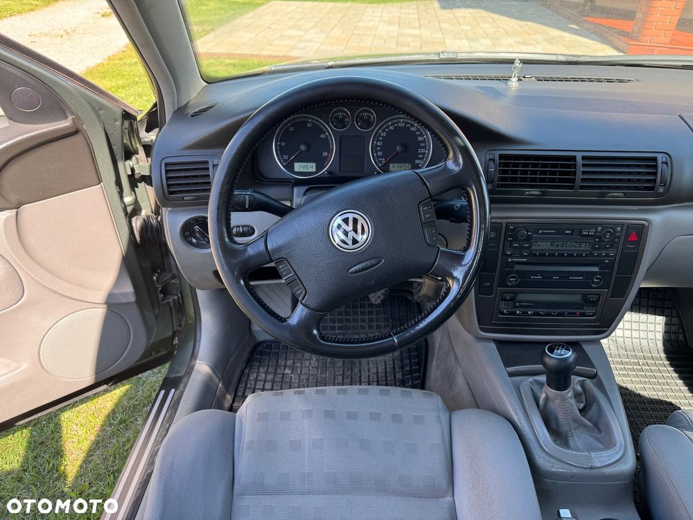 Volkswagen Passat 1.9 TDI Comfortline - 11