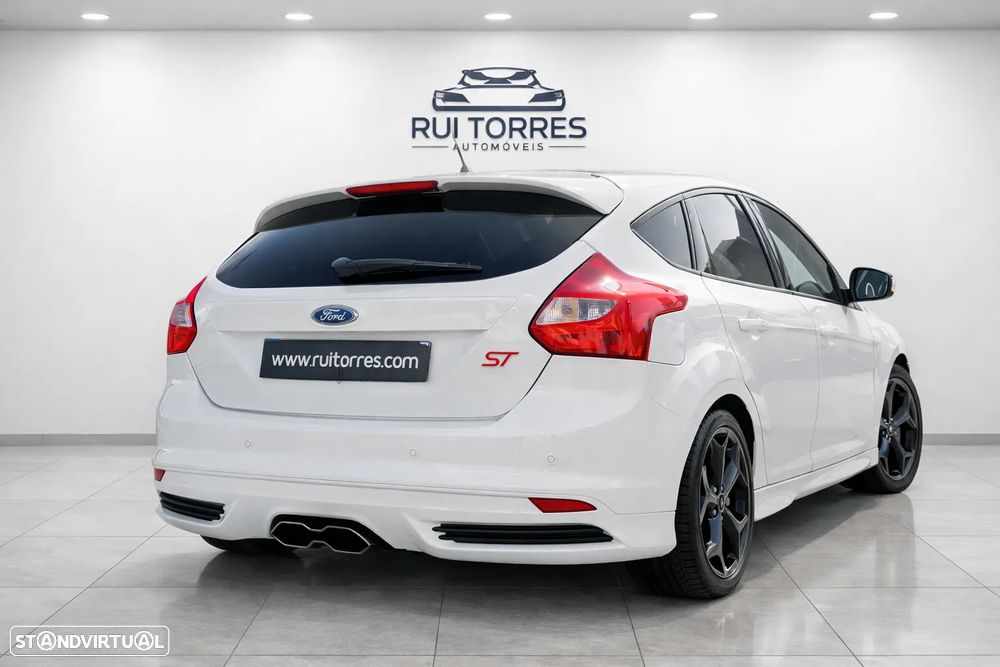 Ford Focus 2.0 EcoBoost ST c/ Pack Pele Desportiva - 11