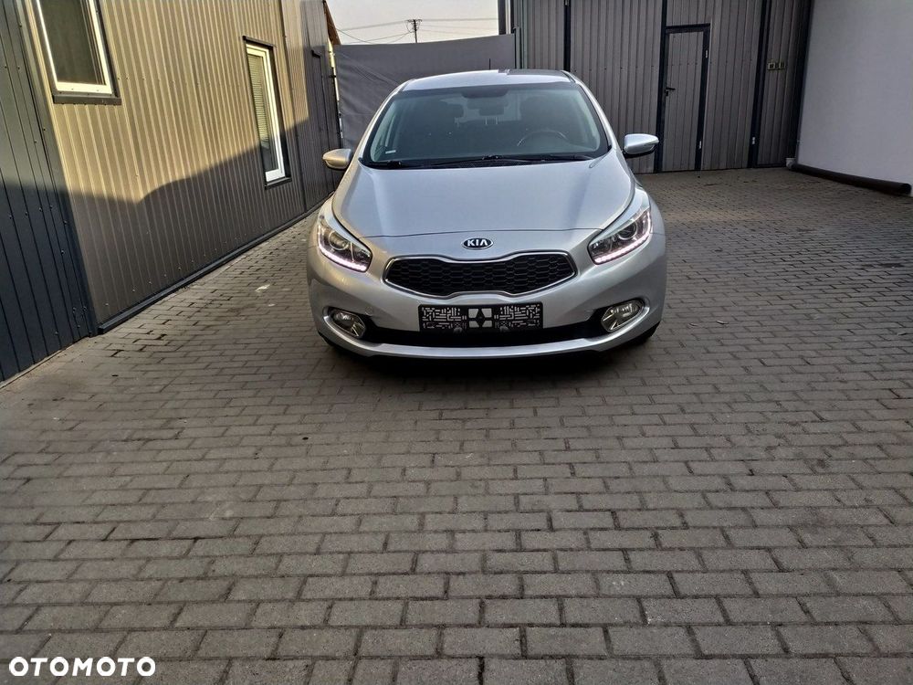 Kia Ceed 1.6 GDI ISG Dream-Team Edition - 11