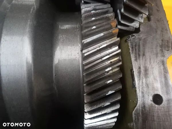 Przystawka przedniego napędu obudowa 49/44/27 John Deere 6620 - 3