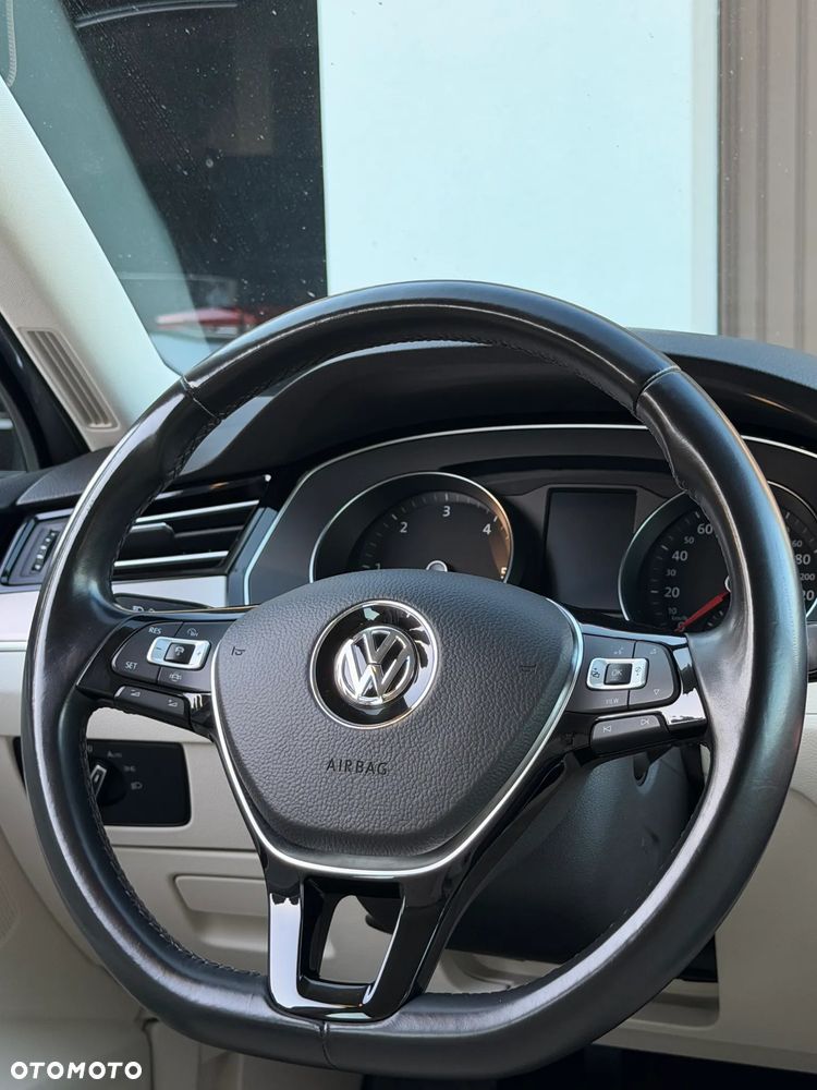 Volkswagen Passat - 16