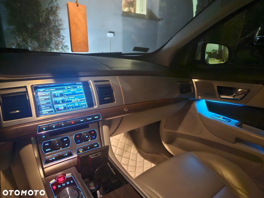 Jaguar XF 2.0 T Premium Luxury - 23