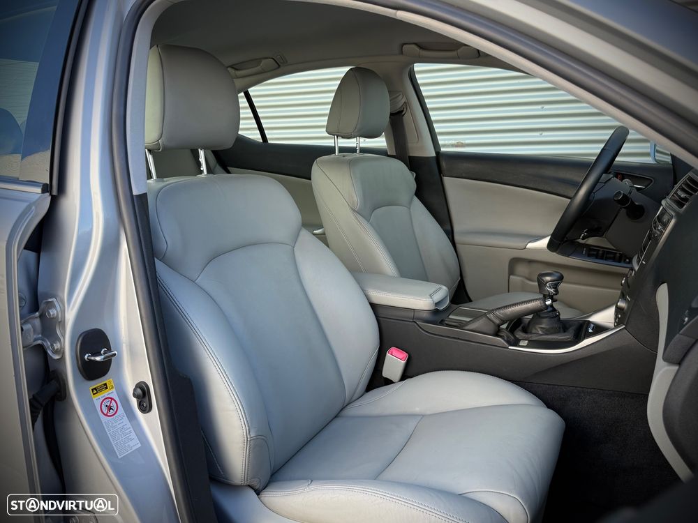 Lexus IS 220 d P.Luxury 4D - 11