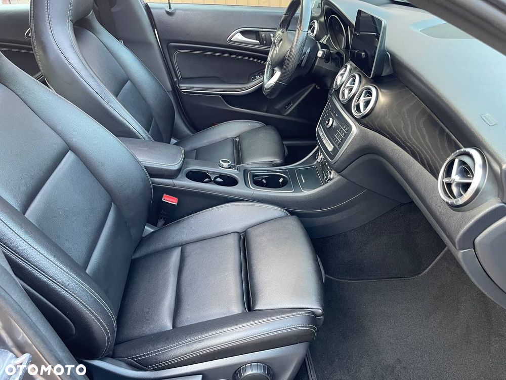 Mercedes-Benz CLA 250 4Matic 7G-DCT AMG Line - 12