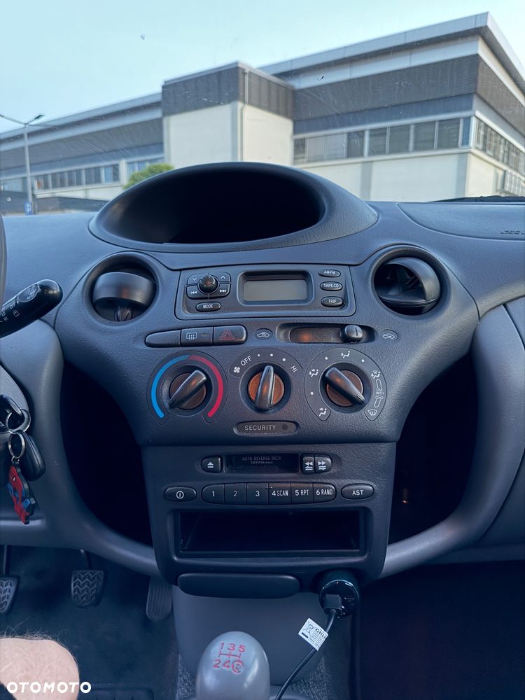 Toyota Yaris 1.0 Base - 13