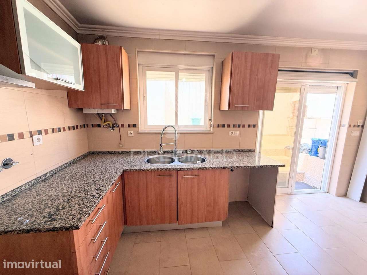 Moradia T5 atualmente organizada como T2 | 2 Pisos | Dois Terraços... - Grande imagem: 4/28