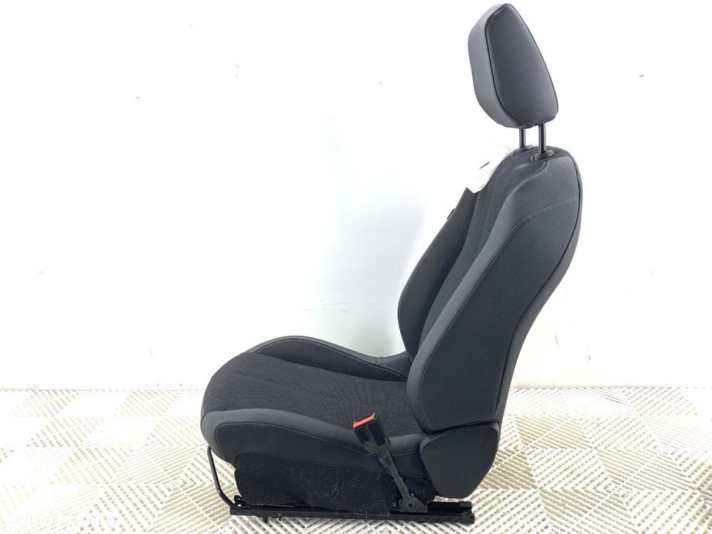 FOTEL PRAWY PRZÓD  OPEL CORSA F 2019 - 2022 1.2 (68) 74 kW [101 KM] benzyna 2019 - 2022 - 5