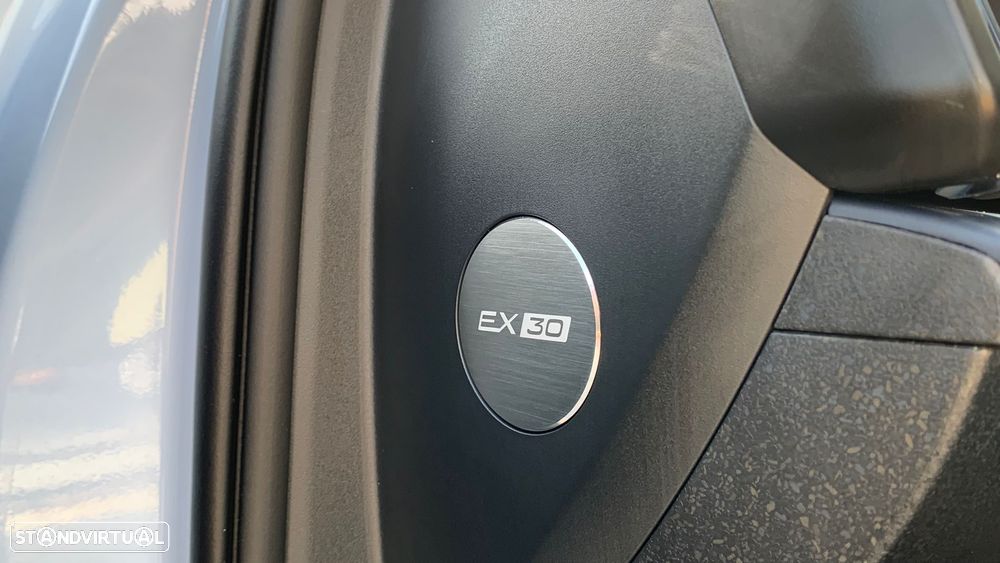 Volvo EX30 Single Motor Extended Range RWD Plus - 11