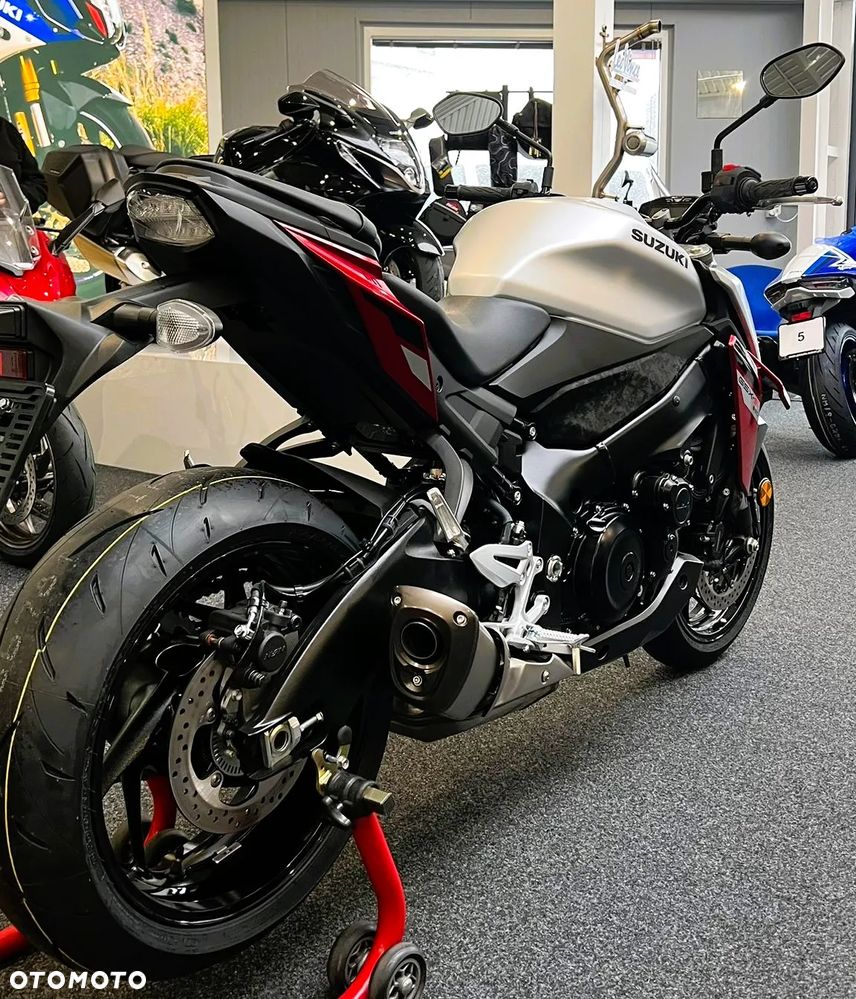 Suzuki GSX - 21