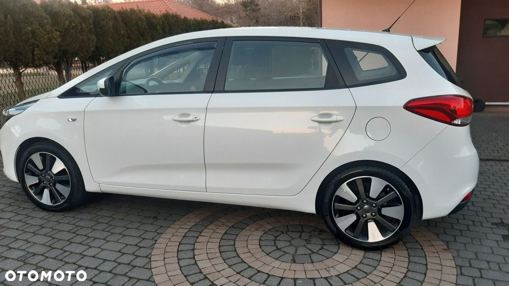 Kia Carens - 32