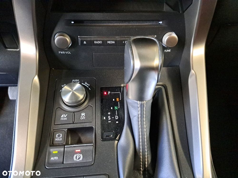 Lexus NX 300h F Impression AWD - 28