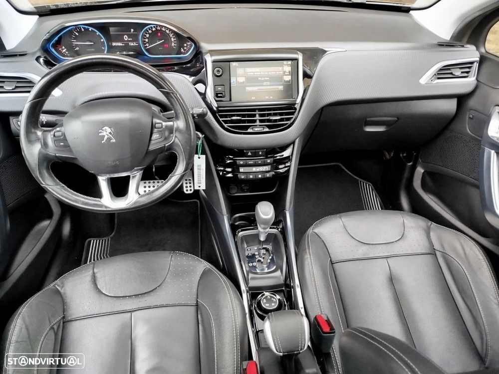 Peugeot 2008 1.2 PureTech Allure EAT6 - 29