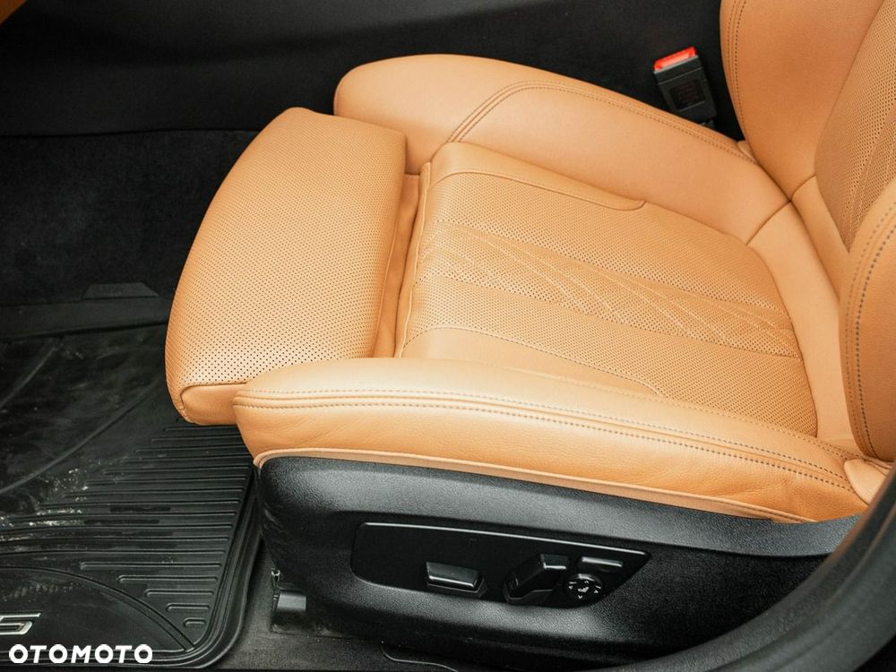 BMW Seria 5 520i mHEV - 11