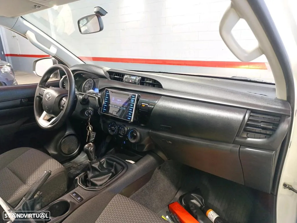 Toyota Hilux 2.4 D-4D 2WD CE - 12