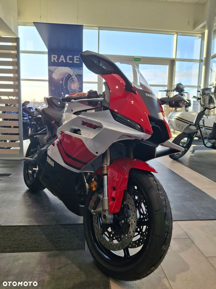 Yamaha R9