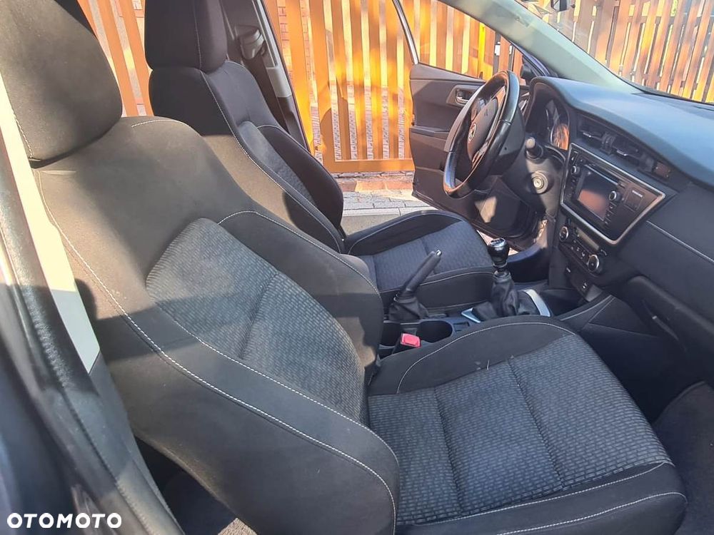 Toyota Auris 1.6 Premium - 24