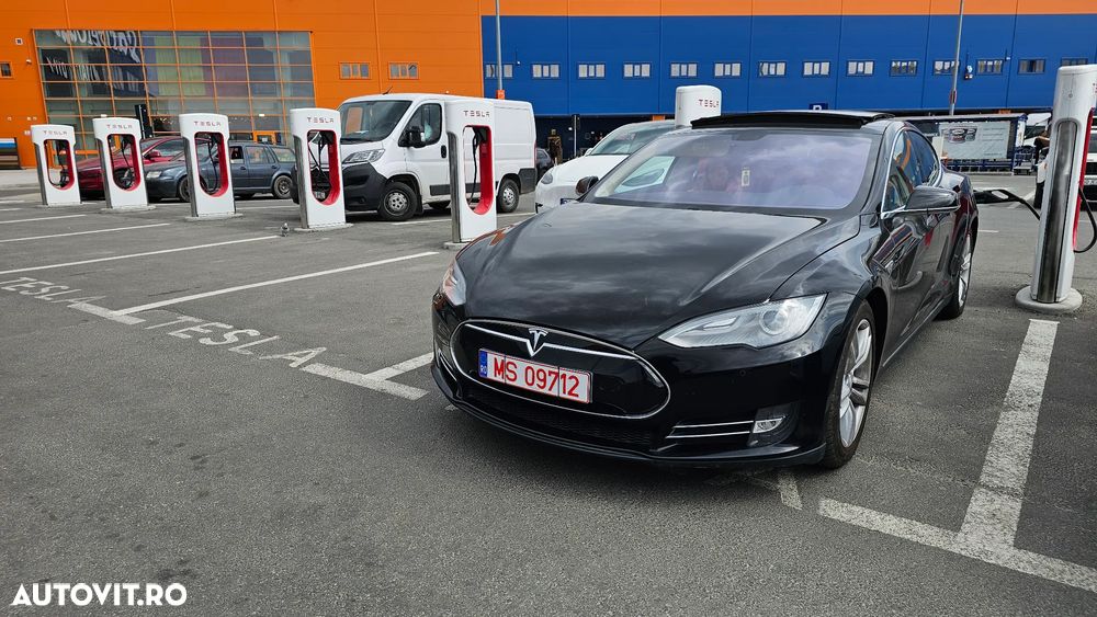 Tesla Model S - 3