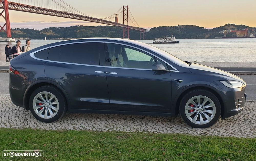 Tesla Model X - 3