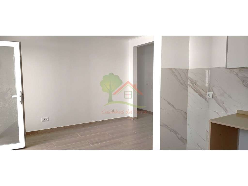 Moradia T3 Renovada Próxima das Praias de São Julião e Samarra - Grande imagem: 4/14