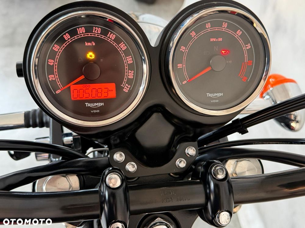 Triumph Bonneville - 8