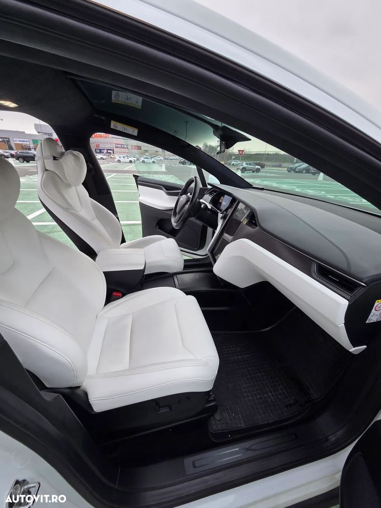Tesla Model X - 12