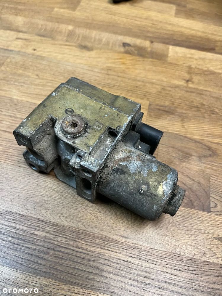 Zawór sterowania turbosprężarki Mercedes Actros MP4 A0001531559 - 1