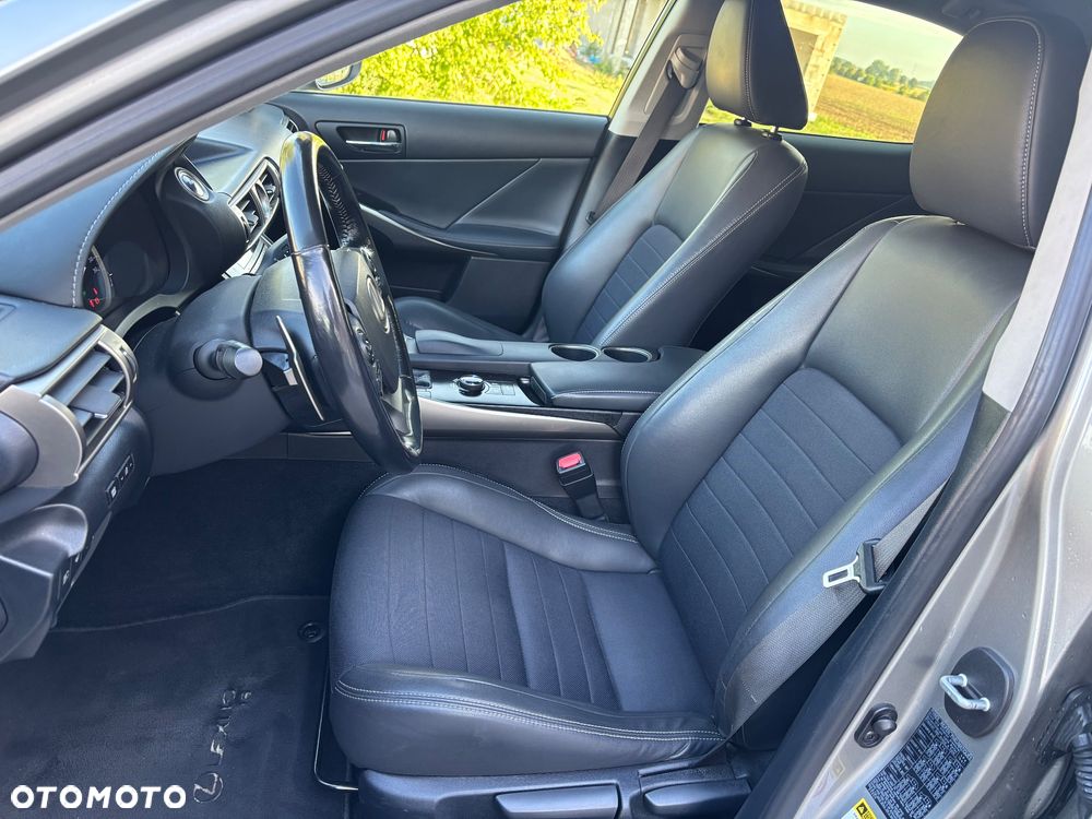 Lexus IS 300h Prestige - 24