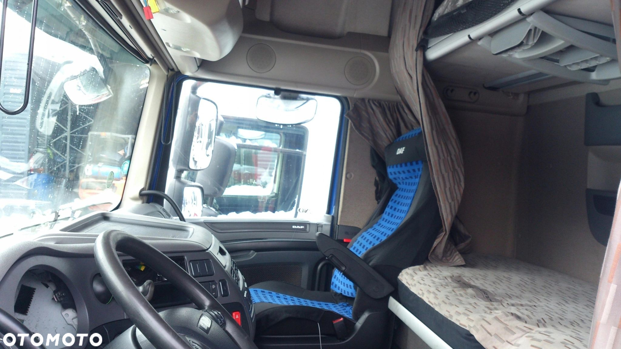 KOMPLETNY ŚRODEK KABINY WYPOSAŻENIE DAF XF 106 - 2