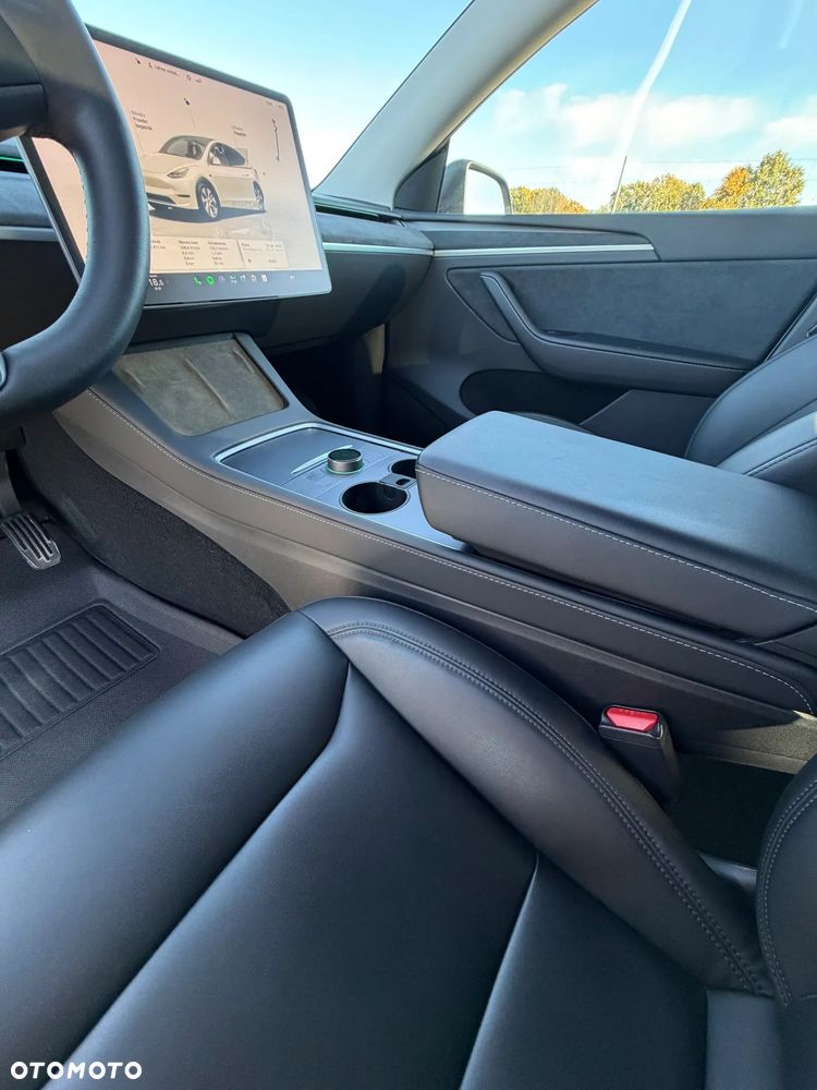 Tesla Model Y Long Range AWD - 14