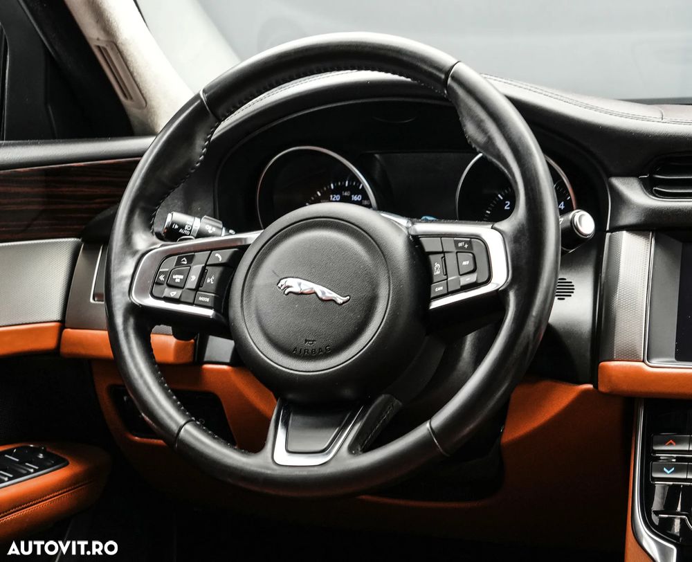 Jaguar XF 20d RWD Portfolio - 17