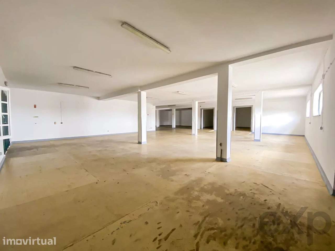 Armazém com Potencial Único de Expansão Empresarial - Grande imagem: 2/21