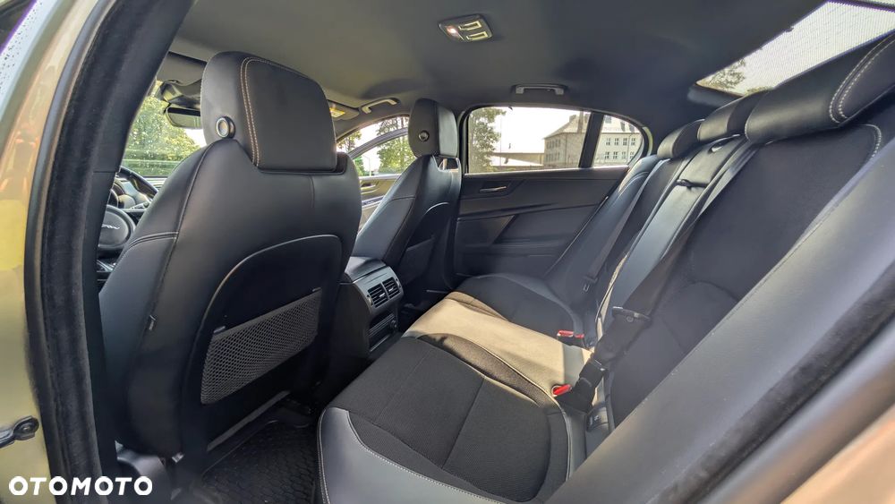 Jaguar XE 2.0 T R-Sport - 17