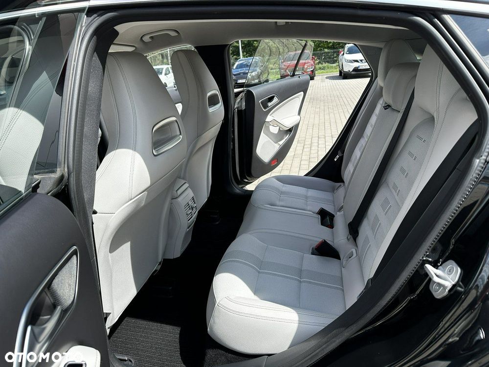 Mercedes-Benz CLA Shooting Brake 200 7G-DCT Urban - 16