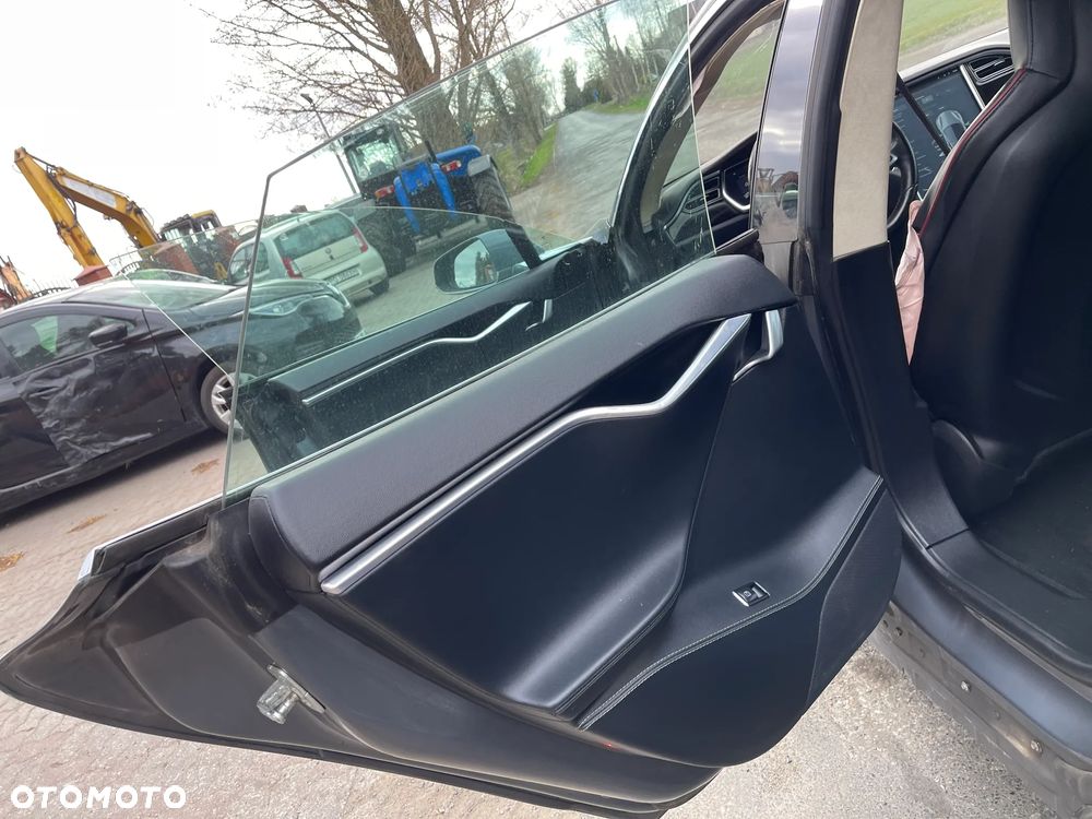 Tesla Model S - 21