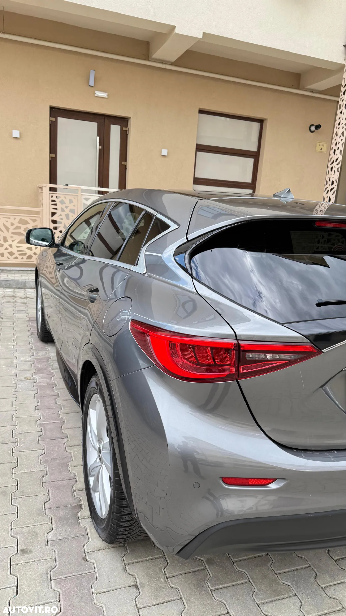 Infiniti Q30 1.5d DCT Premium City Black - 15