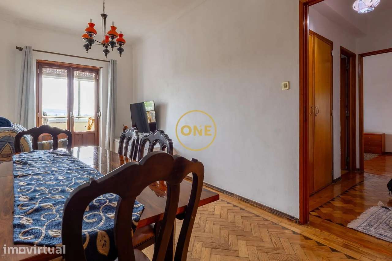 Apartamento T2 com Vista Desafogada | Para Remodelação | Loures - Grande imagem: 2/20