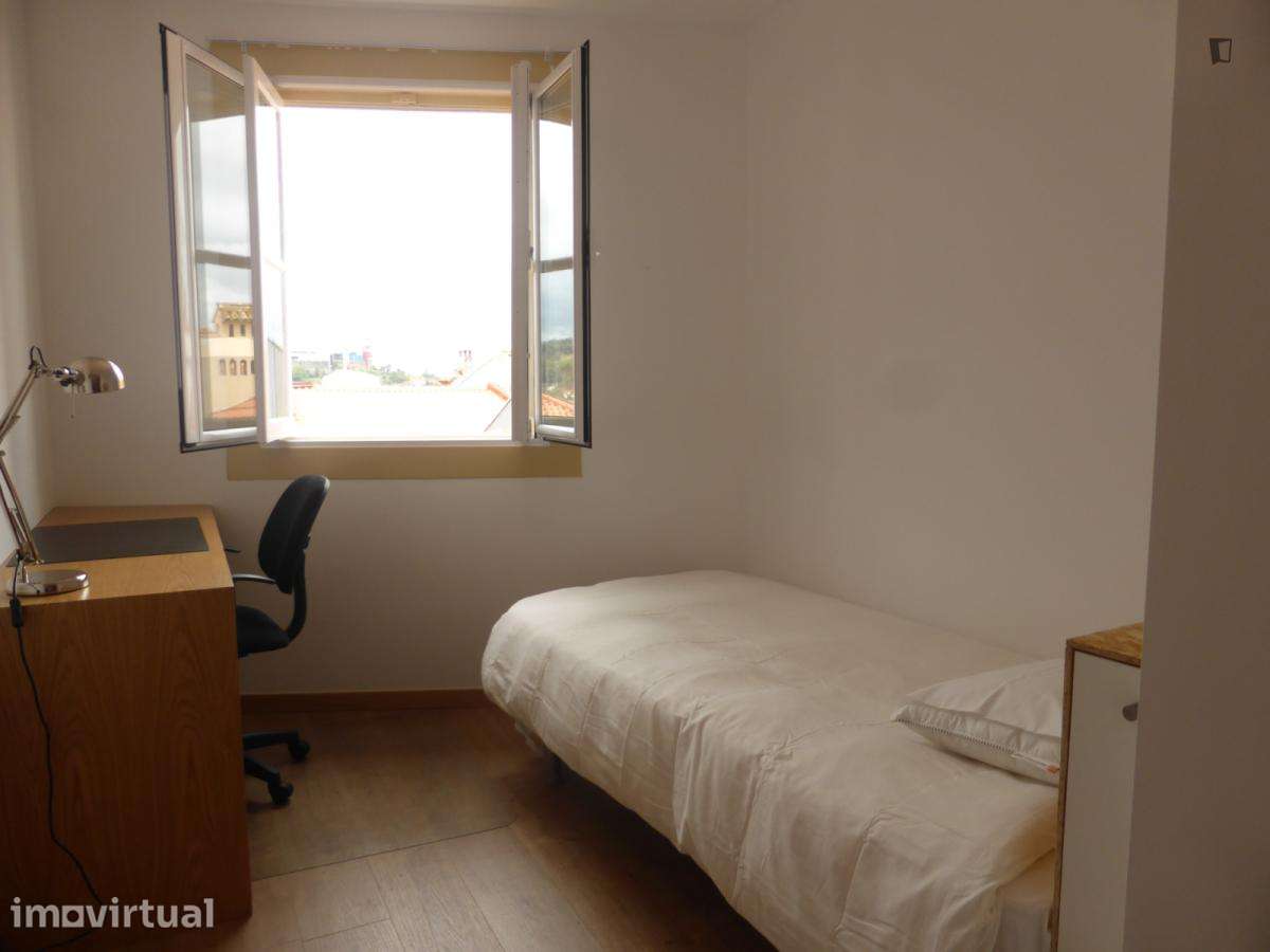 Quarto - localizado em Baixa Coimbra - Grande imagem: 5/9