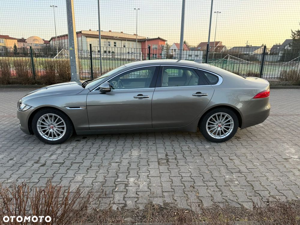 Jaguar XF 20d Portfolio - 6
