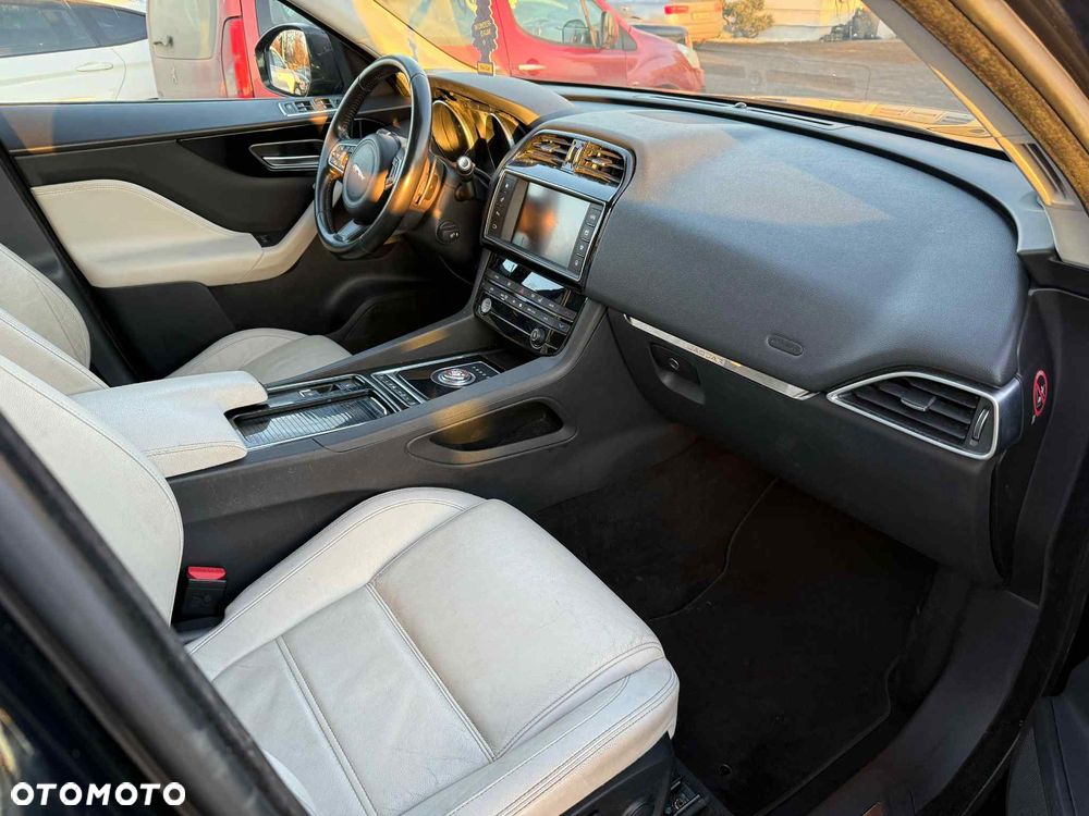 Jaguar F-Pace 20d AWD Pure - 9