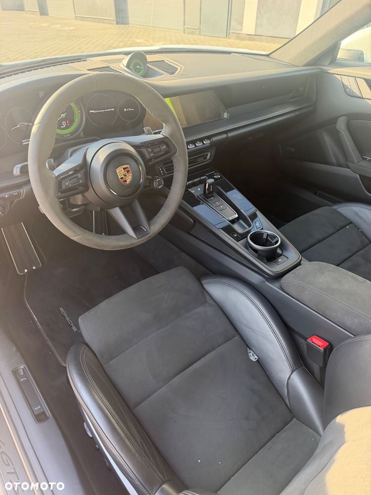 Porsche 911 Carrera 4 GTS - 8