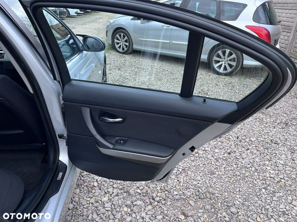 BMW Seria 3 318i - 22