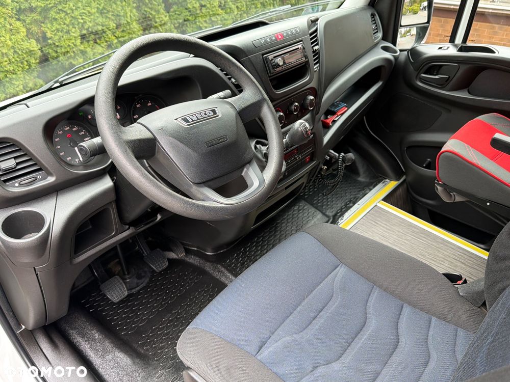 Iveco DAILY AUTOBUS 24 MIEJSCA / PRZEWÓZ OSÓB NIEPEŁNOSPRAWNYCH / KLIMA POSTOJOWA / WEBASTO / TELEWIZOR / LEDY W ŚRODKU KOLOROWE / Salon Polska/ Nowe Opony/Jak Nowe/Mały Przebieg/ - 20