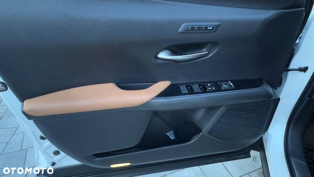 Lexus UX - 16