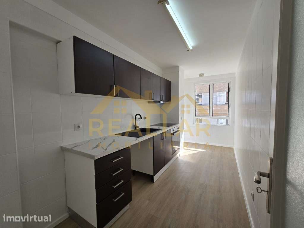 Apartamento T3 remodelado, com varanda e garagem, em Baguim do Monte - Grande imagem: 4/28