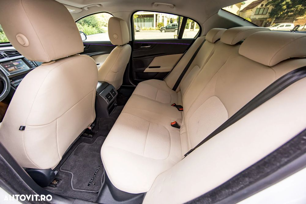 Jaguar XE 2.0 Pure - 29
