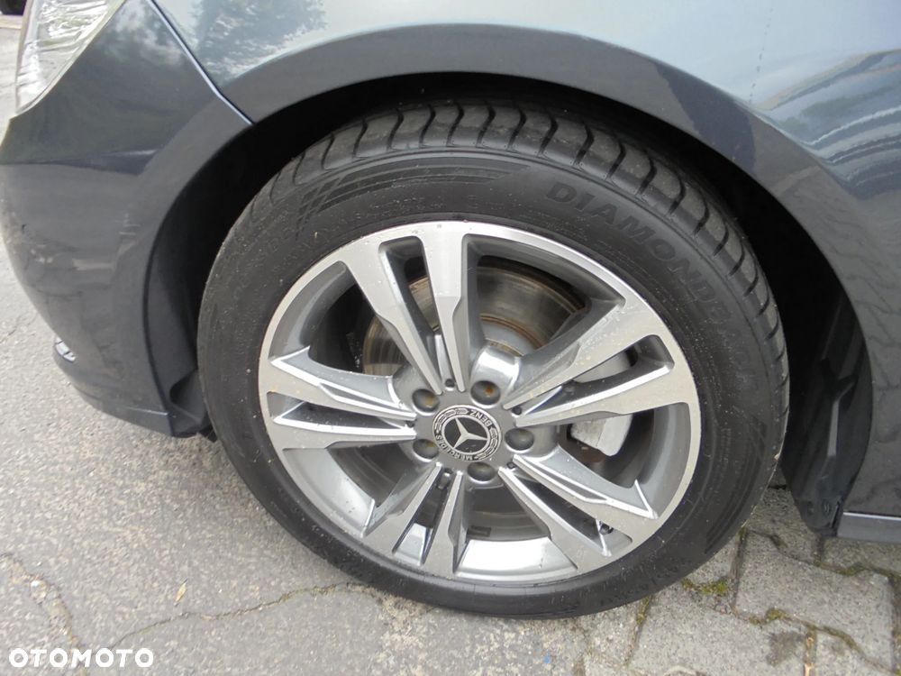 Mercedes-Benz Klasa E 220 CDI DPF BlueEFFICIENCY 7G-TRONIC Elegance - 25