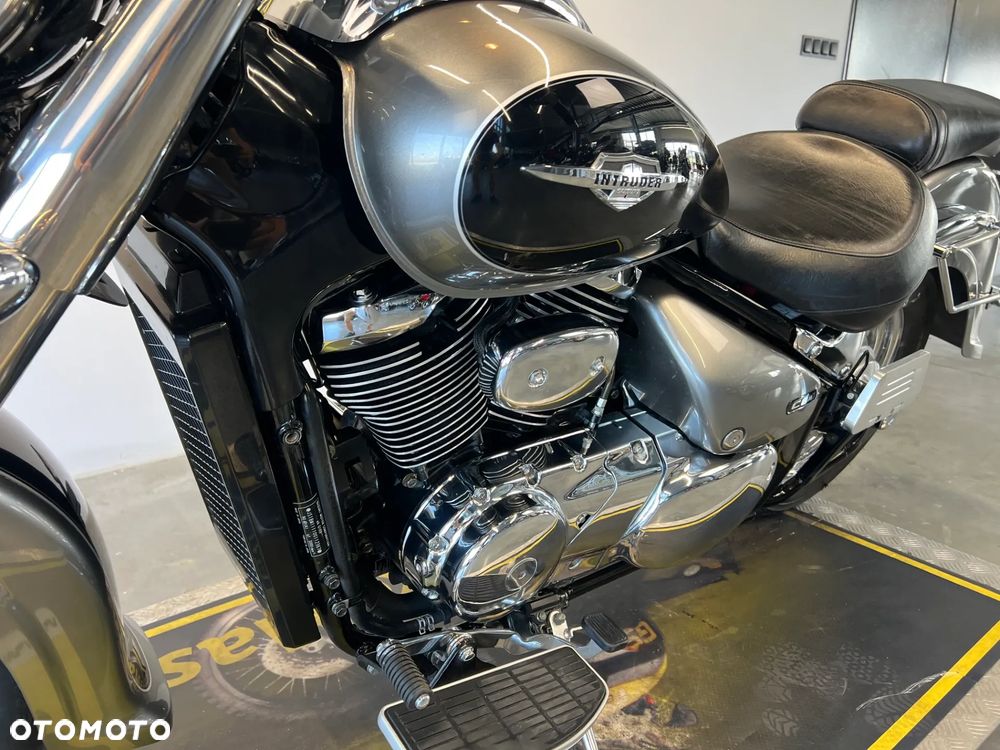 Suzuki Intruder - 10