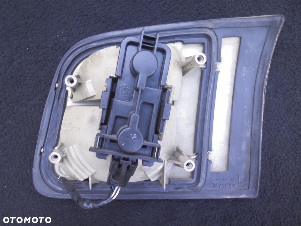 OPEL OMEGA B LAMPA LEWY TYŁ W KLAPĘ 45299 - 3