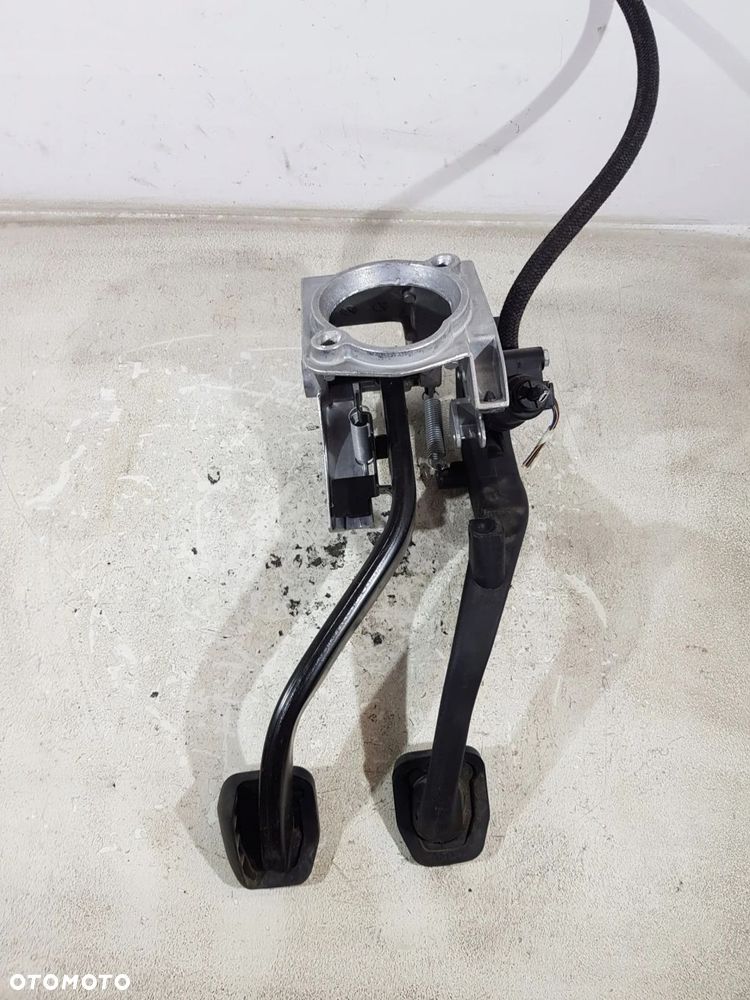 PEDAŁ SPRZĘGŁA HAMULCA 6778977 BMW E87 E90 E91 LCI EUR 2.0B - 6
